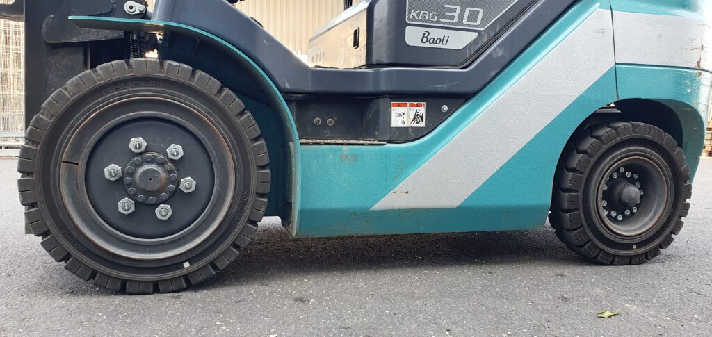 Neue Reifen in Vollgummi für 3,5 Tonnen Gabelstapler
